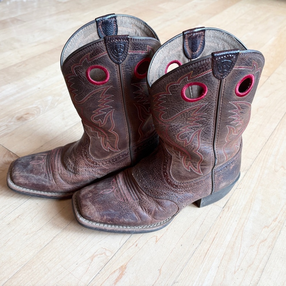 Kids brown and red size 4 Ariat leather roughstock western cowboy boots